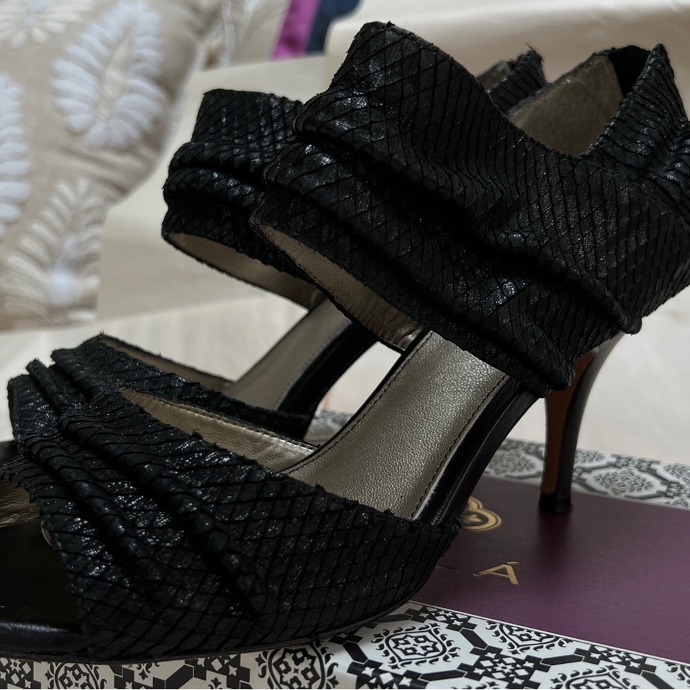 Isola Ruched Heals - Picture 5 of 10